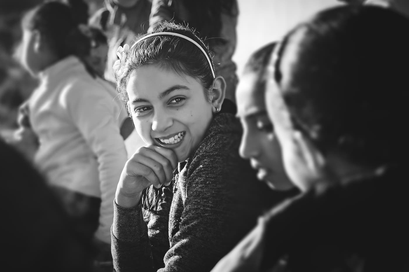 Jeune fille marocaine qui rit avec ses camarades